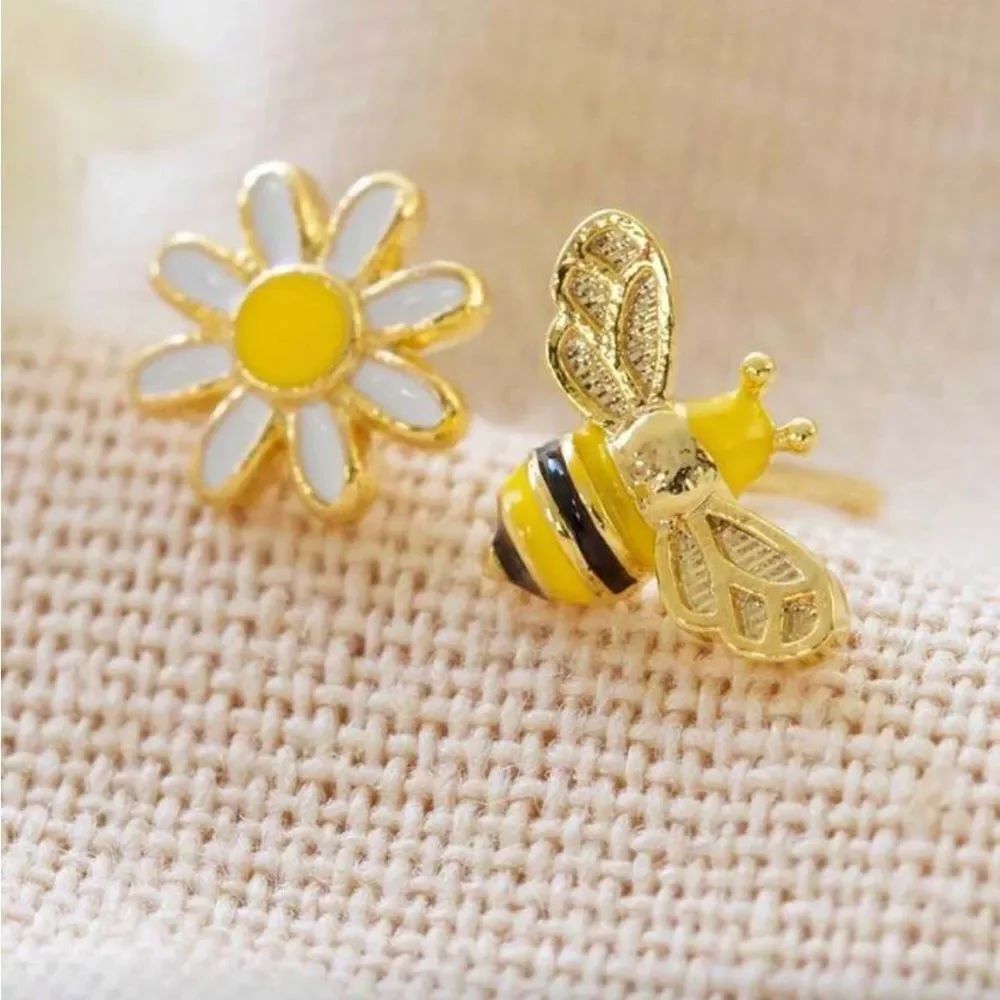 Daisy and Bee Stud Earring N1315